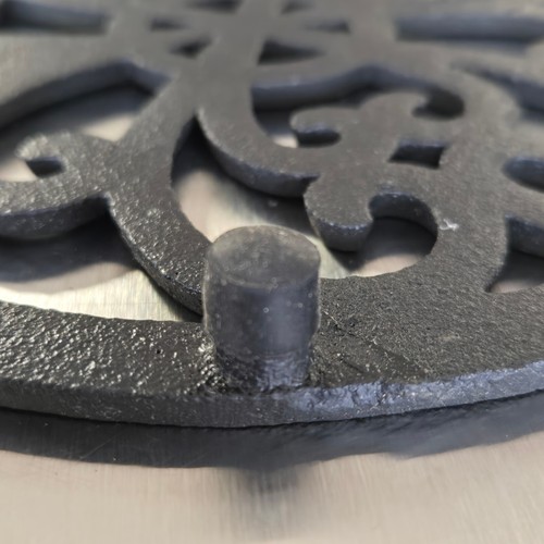 Almohadilla caliente de cocina negra con diseño de desplazamiento de corazón ornamentado redondo trivet de hierro fundido - Imagen 7 de 7