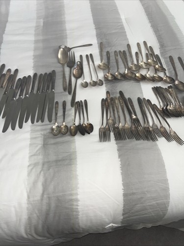 Lot of 76 Pieces Community Plate “Grosvenor 1921” Pattern Oneida Silver Plate