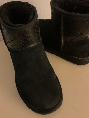 UGG Damen schwarz Wildleder Mini II Logo klassische kurze Stiefel Größe 10 Euro 41 - Bild 2 von 10