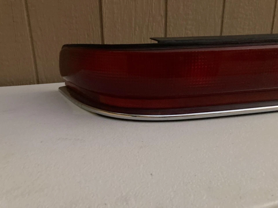 Luz trasera Buick Roadmaster 1991-1996 (lado del conductor) Foto 3 de 4