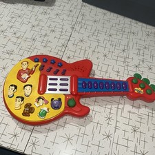 Spin Master The Wiggles Play Along Red Guitar Music Toy 2003 TESTED Vintage.