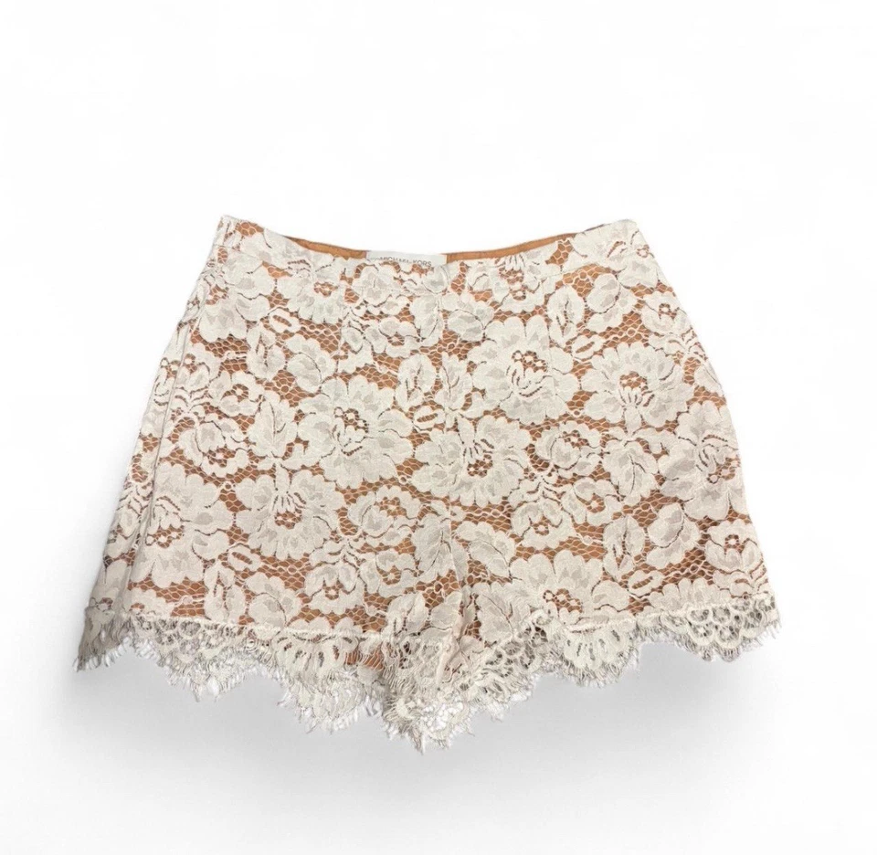 Pantalones cortos florales Michael Kors de encaje blanco. Foto 3 de 4