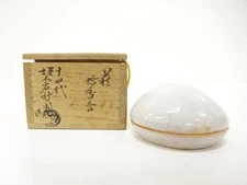 7598086: JAPANESE TEA CEREMONY / HAGI WARE KOGO INCENSE CONTAINER / CLAM / ARTIS
