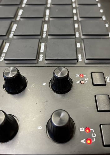 AKAI MPD218 MIDI PAD CONTROLLER (MVP031877) - Picture 4 of 5