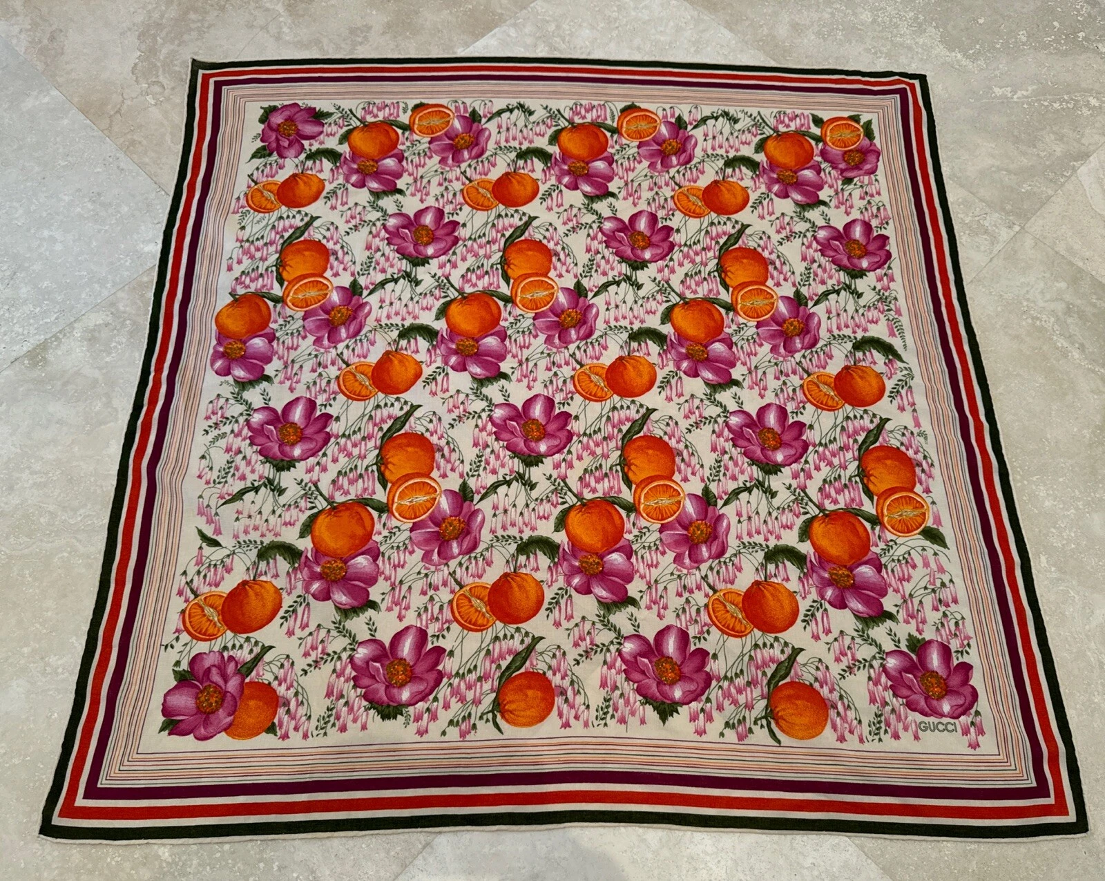 Foulard ancien GUCCI en coton avec motif oranges et fleurs