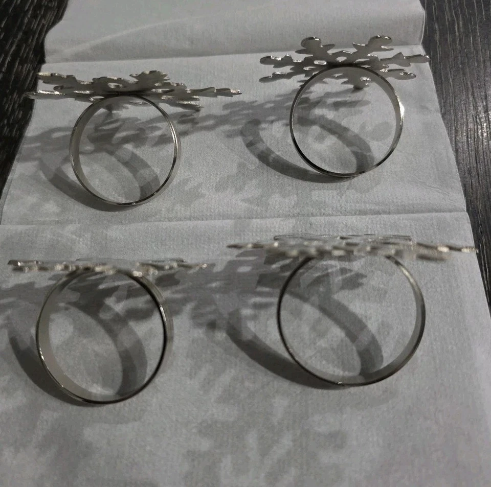 Anillos de servilleta de plata Pottery Barn Navidad Invierno Copo de nieve 12 anillos de servilleta Foto 4 de 4