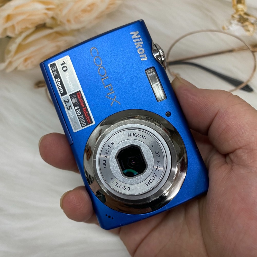 Nikon COOLPIX S220 Digital Camera 10.0MP Auto Focus Blue