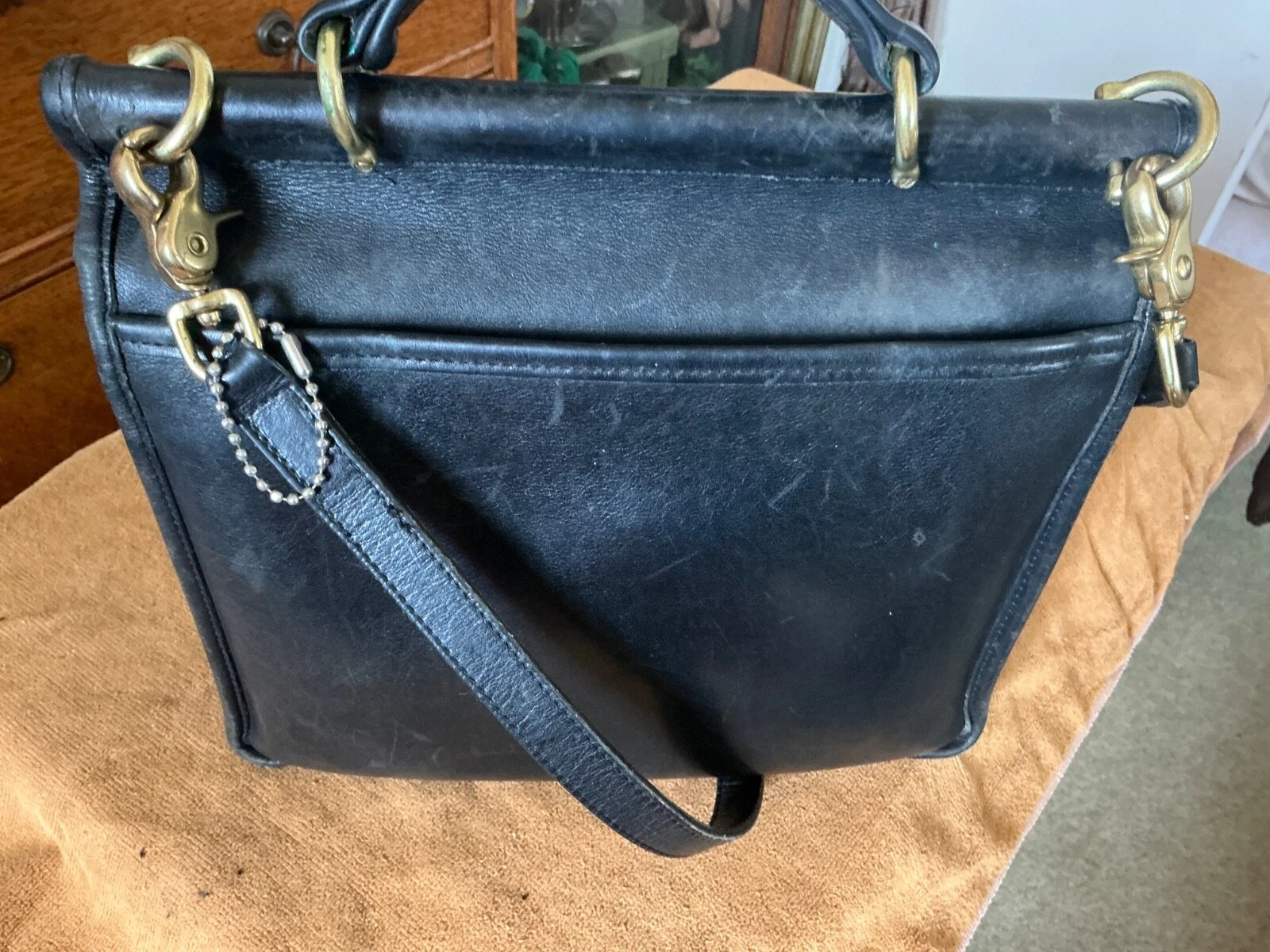 Borsa vintage Coach assistente di volo in pelle nera con cartellino da appendere timbrata all'interno.