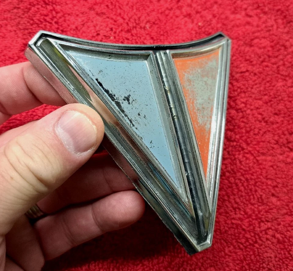 MOPAR 1966 Plymouth Valiant Grille Emblem P/N 2579902  Foto 2 de 4