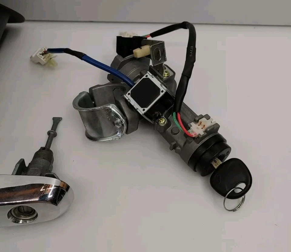 2011-2013 Kia Sorento IGNITION SWITCH WITH KEY, COLUMN TRIM SHRAUD, DOOR LOCK - Image 2 of 4