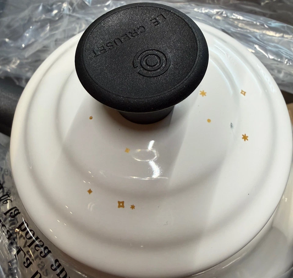 Le Creuset 1,6 qt Crisenth Christmas Kettle NUEVO EN CAJA escritura roja y calcomanía de estrellas doradas Foto 2 de 3