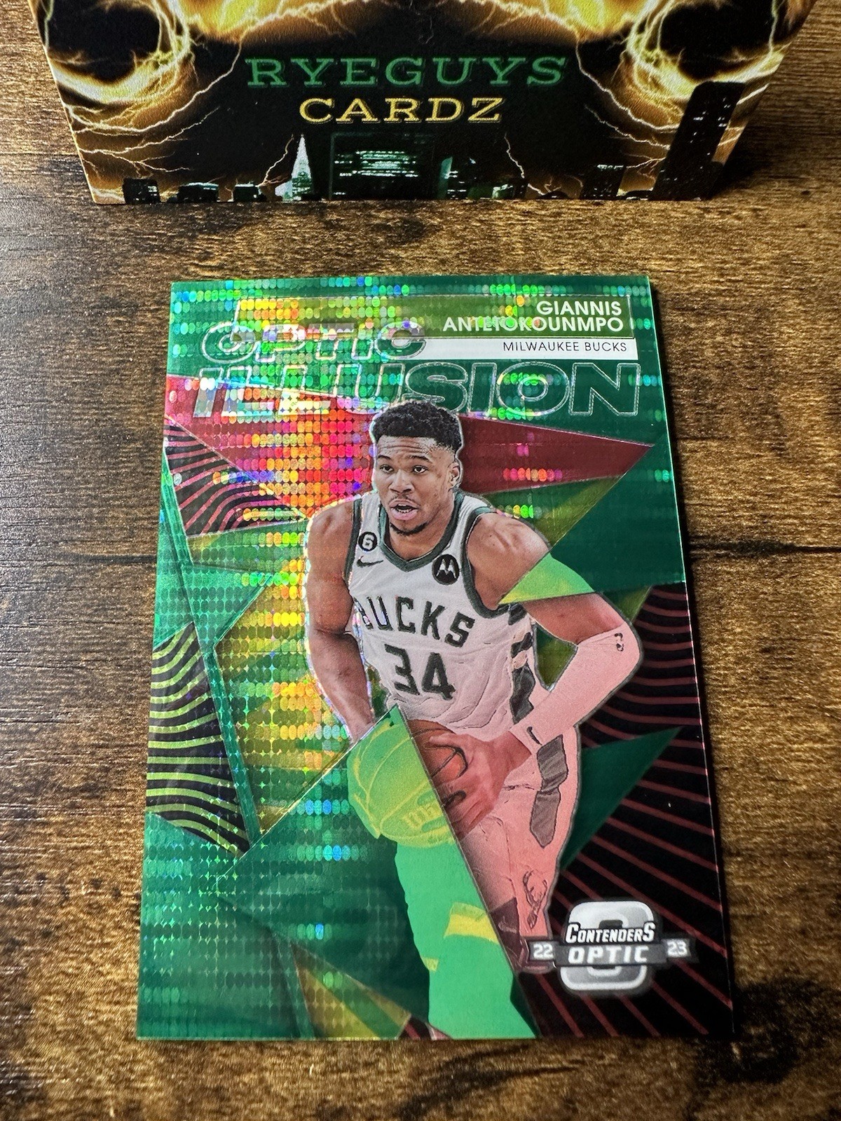 2022-23 Panini Contenders Optic Illusion Giannis Antetokounmpo Green Pulsar /25