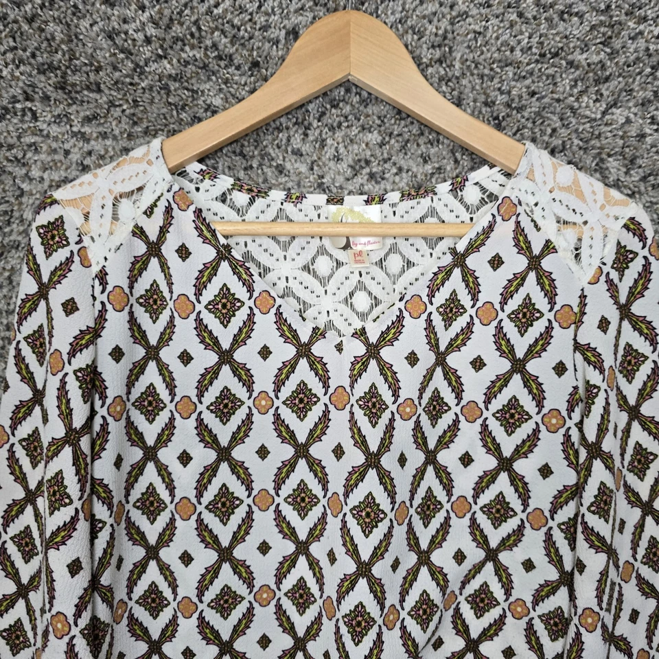 Blusa con panel de encaje estampado blanco grande Fig & Flower Top para mujer PL Petite Foto 4 de 4