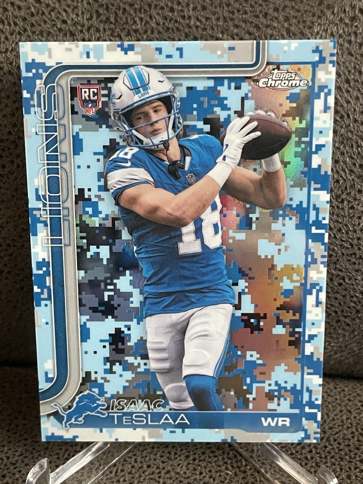 🔥Isaac Teslaa 2025 Topps Chrome Rookie Team Camo Variation SSP RC Detroit Lions