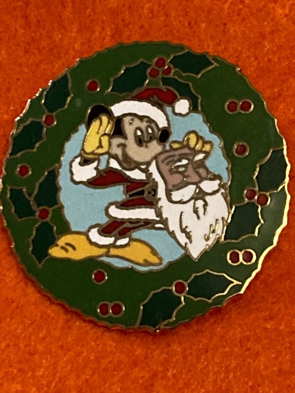 515    WDW - Mickey - Santa Christmas Wreath