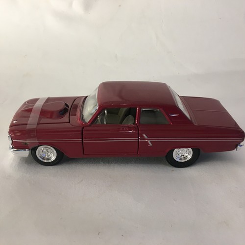 Ford Fairlane Thunderbolt 1964 Maisto escala 1:24 rojo borgoña modelo de coche fundido a presión - Imagen 17 de 24