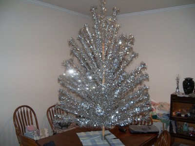 VINTAGE EVERGLEAM 6 FT ALUMINUM CHRISTMAS TREE BOX STAND POM 94 BRANCHES VINTAGE EVERGLEAM 6 FT ALUMINUM CHRISTMAS TREE BOX STAND POM 94 BRANCHES
