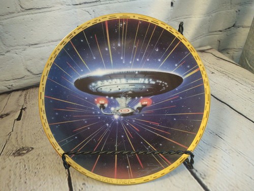 Hamilton Collection Star Trek Voyagers USS Enterprise NCC-1701D Collector Plate - Picture 5 of 5