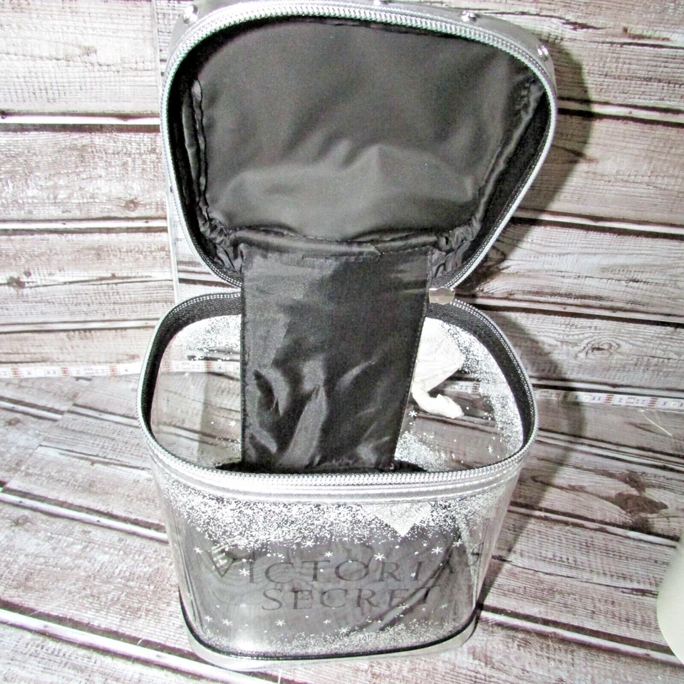 Nuevo con etiquetas Bolso de Cosméticos Victoria’s Secret Pequeño Tren Plateado Metálico/Claro/Bling Foto 4 de 4