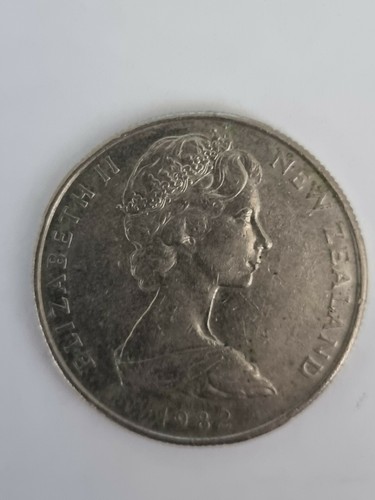 1982 New Zealand Fifty Cents - Picture 2 of 2