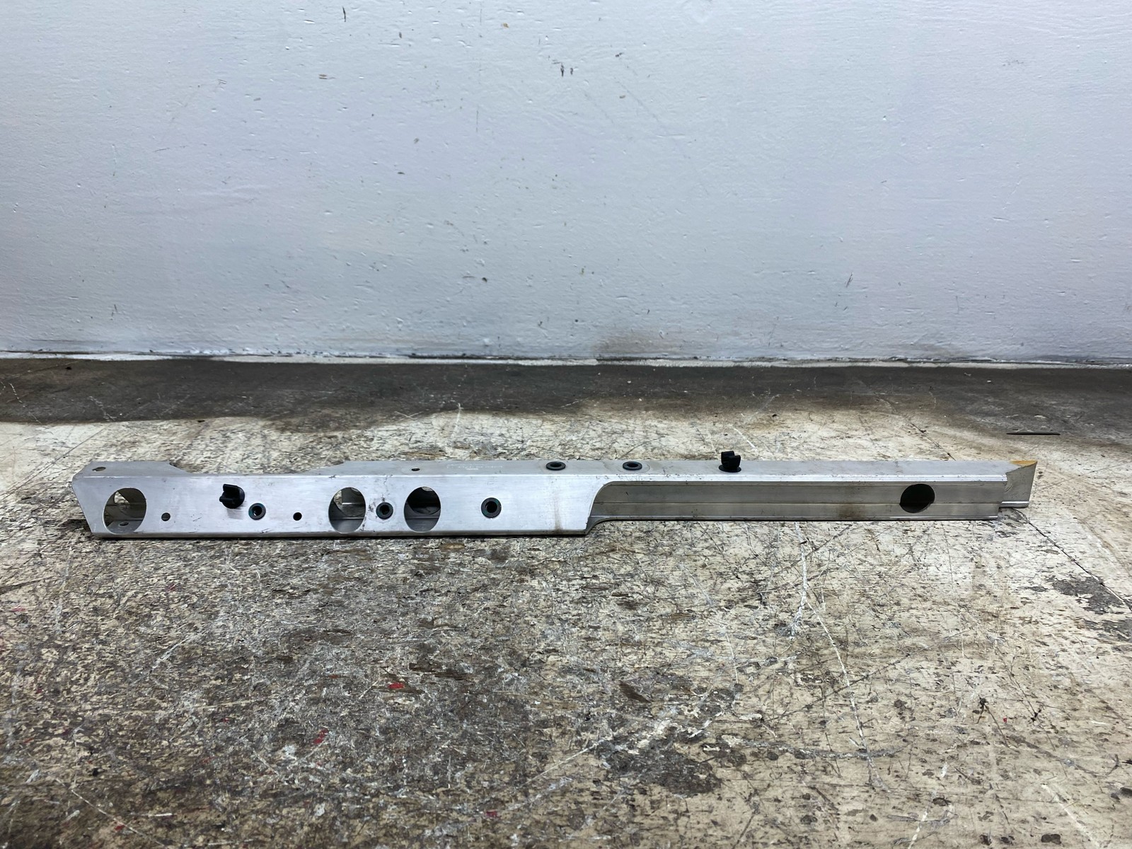 2019-2023 ASTON MARTIN VANTAGE FRONT LEFT SUPPORT MOUNT BRACKET HY53-16165-AG
