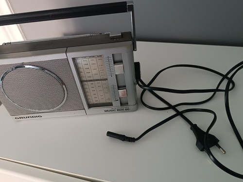 Vintage GRUNDIG Music Boy 60 Portable Radio - Picture 13 of 15