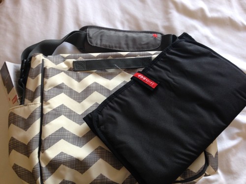 skip hop dash messenger baby changing / diaper bag - grey