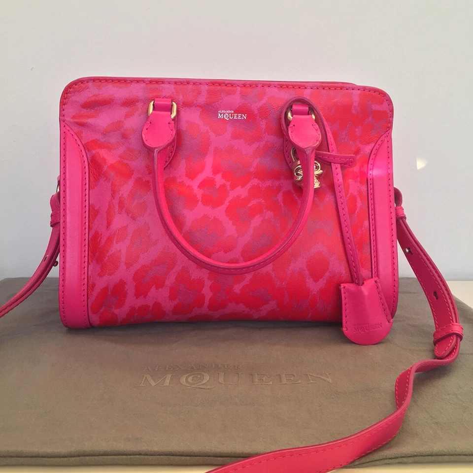 Cartera con candado pequeña Alexander Mcqueen® rosa llama edición limitada ECU   Foto 3 de 4