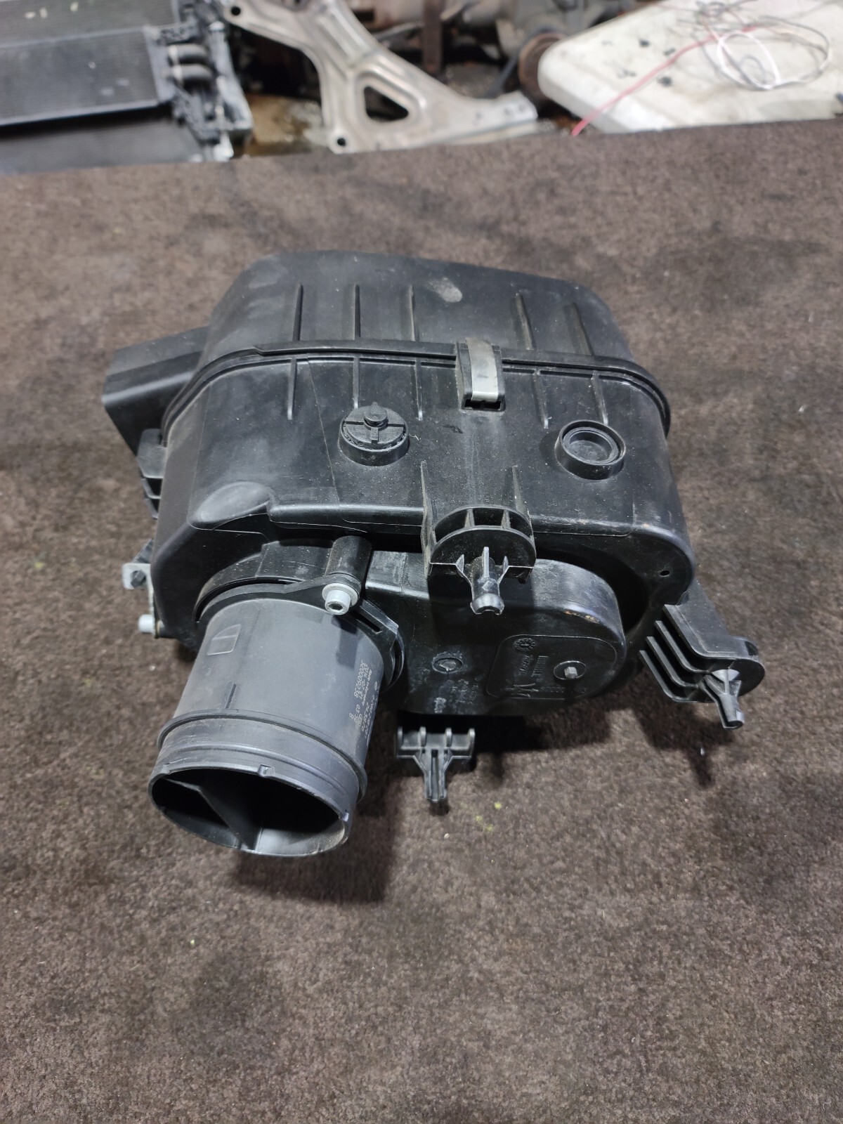 2014-17 MASERATI GHIBLI RIGHT SIDE AIR FILTER CLEANER BOX 670001543