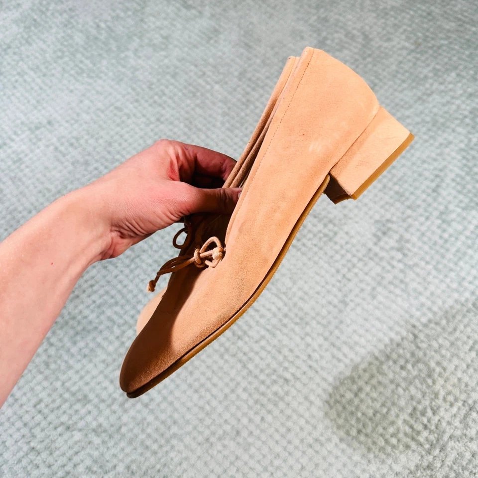 Adorable Babydoll de terciopelo rosa punta redonda arco ballet tacón bajo de gatito para mujer 10 DKNY Foto 3 de 4