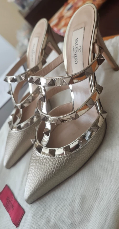 Sandalias de tacón Valentino Garavani Rockstud doradas 36/6 Foto 3 de 4