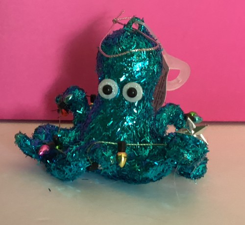 Pulpo de lámina brillante verde azulado Holiday Time envuelto en adornos de luces de Navidad 3"" - Imagen 2 de 6