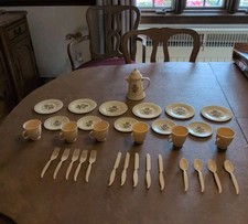 Vtg 80s Ohio Art Tin  Plastic Pfaltzgraff Village Stoneware Childrens Toy Set