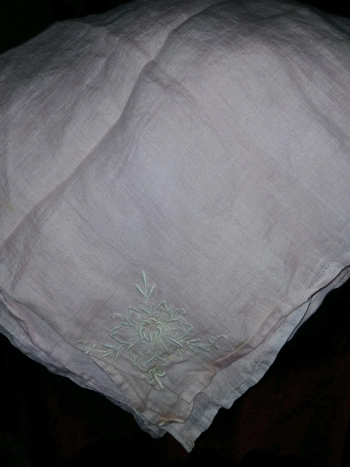 Juego 9 FLORES BORDADAS Y APLIQUES TIPO HANKY MADEIRA ENROLLADAS A MANO Y DOBLADILLO Foto 2 de 4