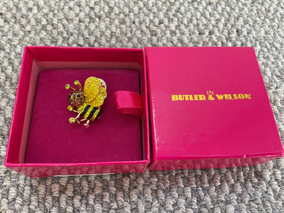 BUTLER & WILSON ART DECO HUMMEL BROSCHE ANSTECKNADEL ABZEICHEN - NEU IN BOX -