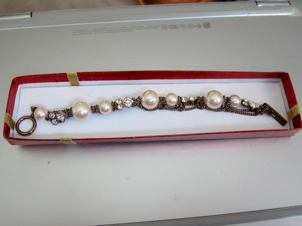 NUEVA PULSERA EXQUISTE GIVECHI PERLAS DE IMITACIÓN Y PEDRERÍA BRILLANTES 7 3/4" DE LARGO Foto 3 de 4