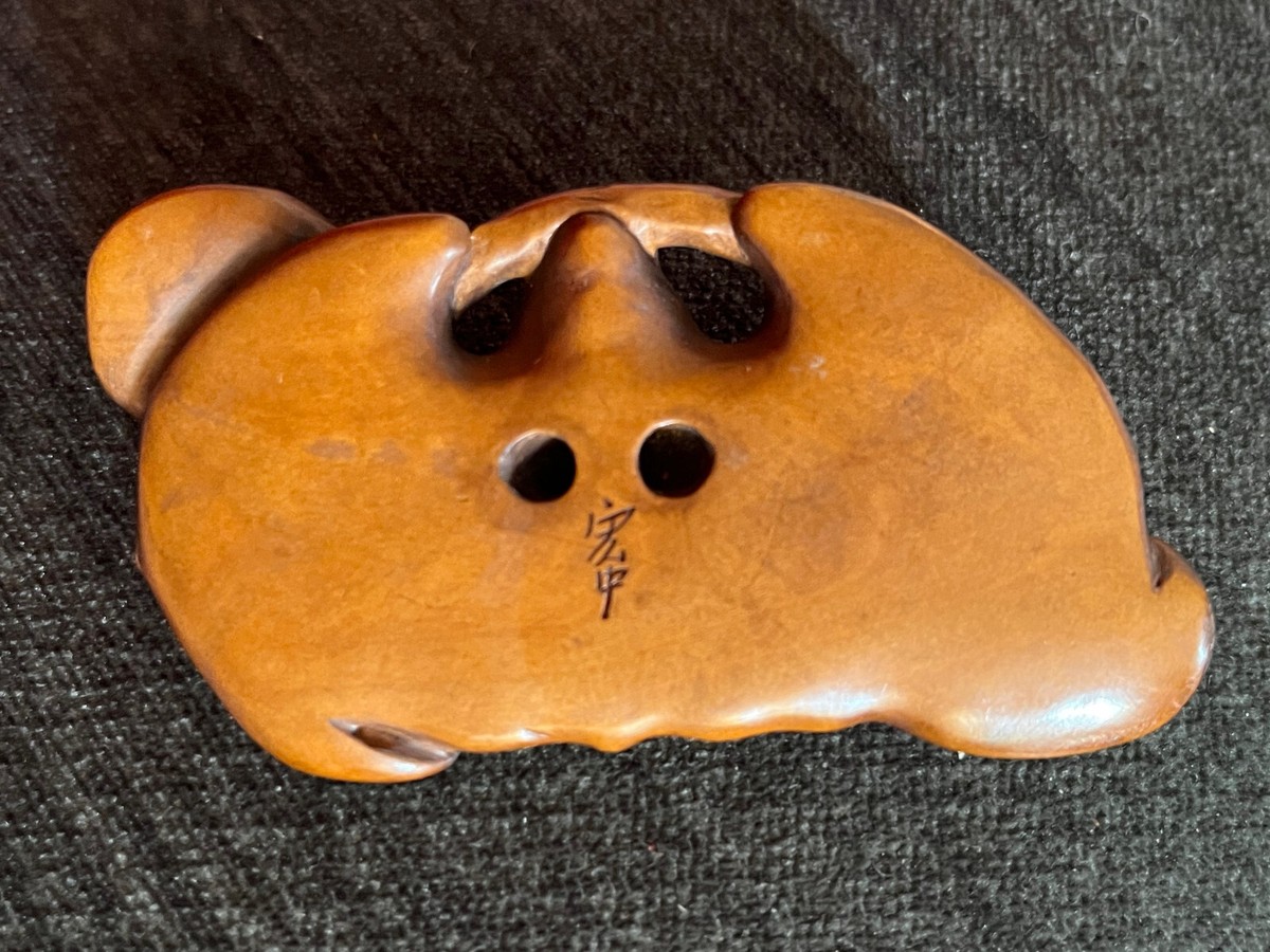Vintage Antique Japanese Carved Wood intricate Bat Signed Netsuke  display picture 1