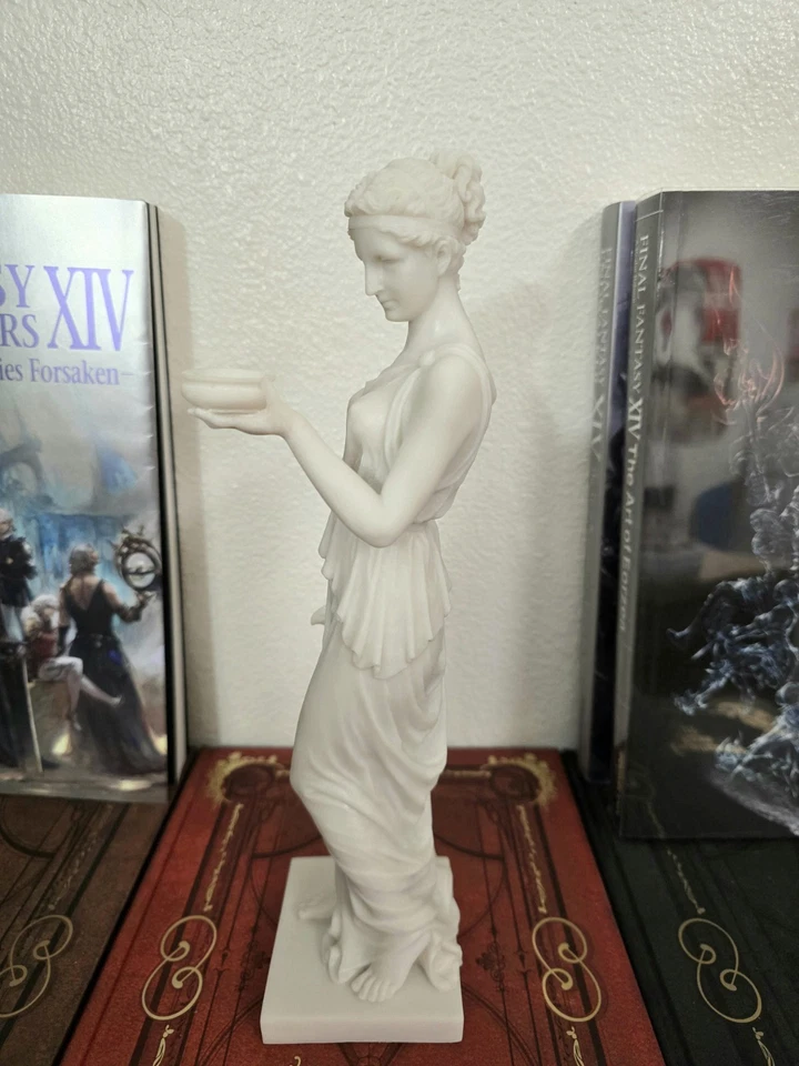 Estatua copa llevada diosa griega Hebe diseño veronés Foto 2 de 4