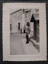 Photo ancienne Snapshot Québec Canada tirage Argentique 1960 gardien 