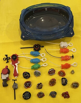 BEYBLADE Lot HASBRO TOMY Arena + launchers 25+ pieces