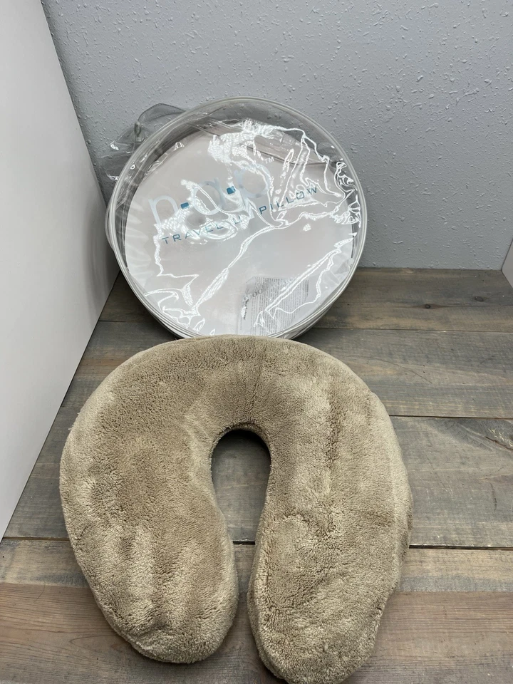 Almohada de viaje Brookstone NAP con estuche de viaje con cremallera felpa marrón tostado Foto 2 de 3