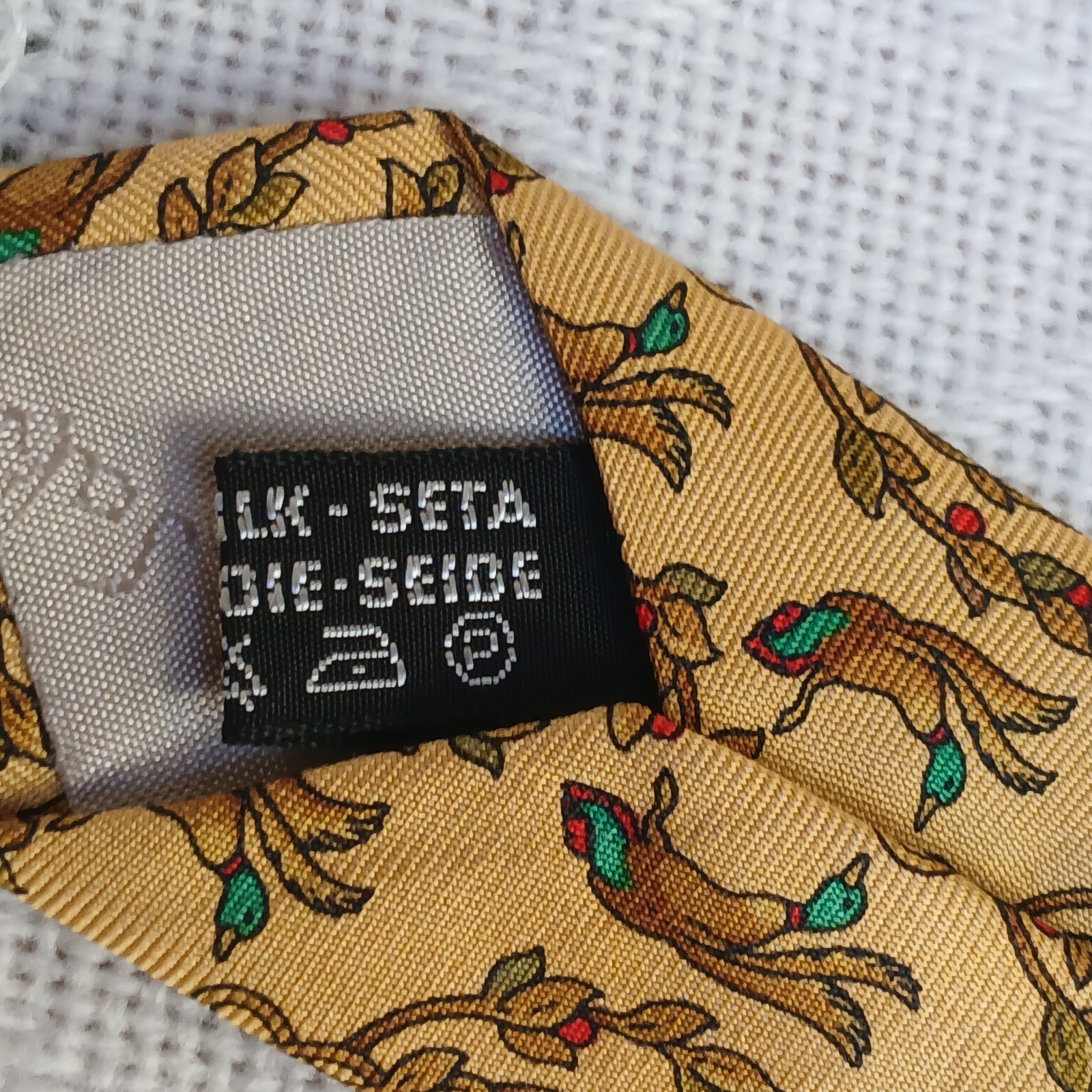 SALVATORE FERRAGAMO YELLOW ITALY 100% SILK MEN NECK TIE DUCKS DESIGN Vintage