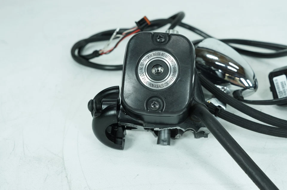 Harley Dyna Wide Glide 2016 OEM cilindro maestro de freno trasero con interruptor de apagado del motor Foto 3 de 4