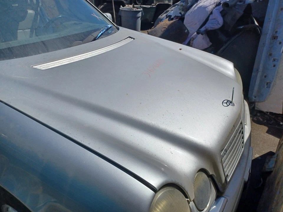 (Solo camioneta local) Capó 210 tipo E55 se adapta a 96-99 MERCEDES CLASE E E320  Foto 4 de 4