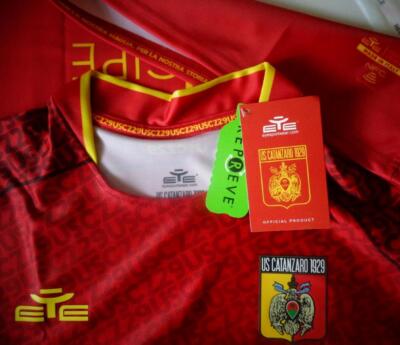 La Maglia Gara Third 2024/25 dell'U.S. Catanzaro 1929 è un