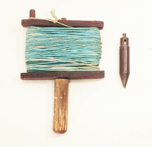 Vtg-antique-cast-iron-plumb-bob-amp-old-wood-chalk-line-box-surveying-tool