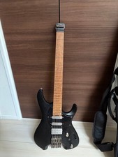Guitarra Eléctrica Ibanez Q54 SSH Negra Plana Sin Cabeza Ligera Ergonómica
