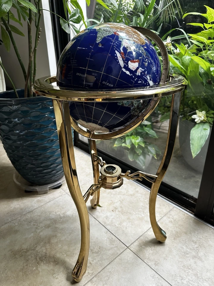 Globo de piedras preciosas decorativas con soporte de oro y brújula. Coleccionable de lujo. Foto 3 de 4