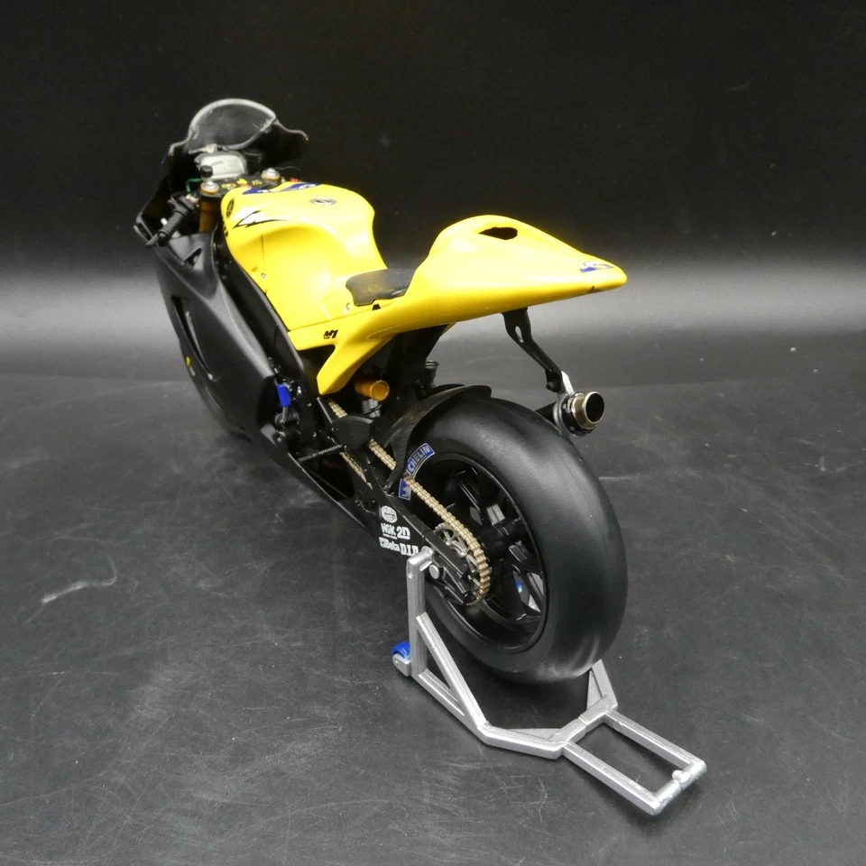 Minichamps 1/12 Scale Valentino Rossi Yamaha M1 2006 Camel Test Bike 122063046 - Image 4 of 4