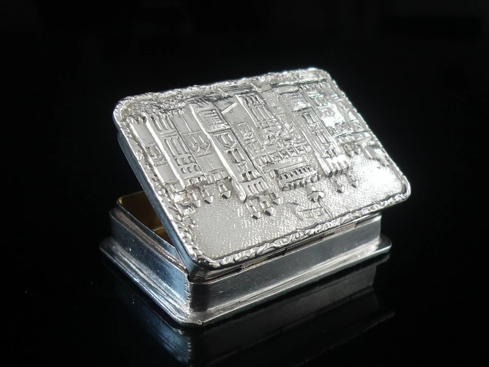 Sterling Silver Castle Top Pill or Snuff Box Windsor Castle, S J Rose & Son 1973 - Image 3 of 4